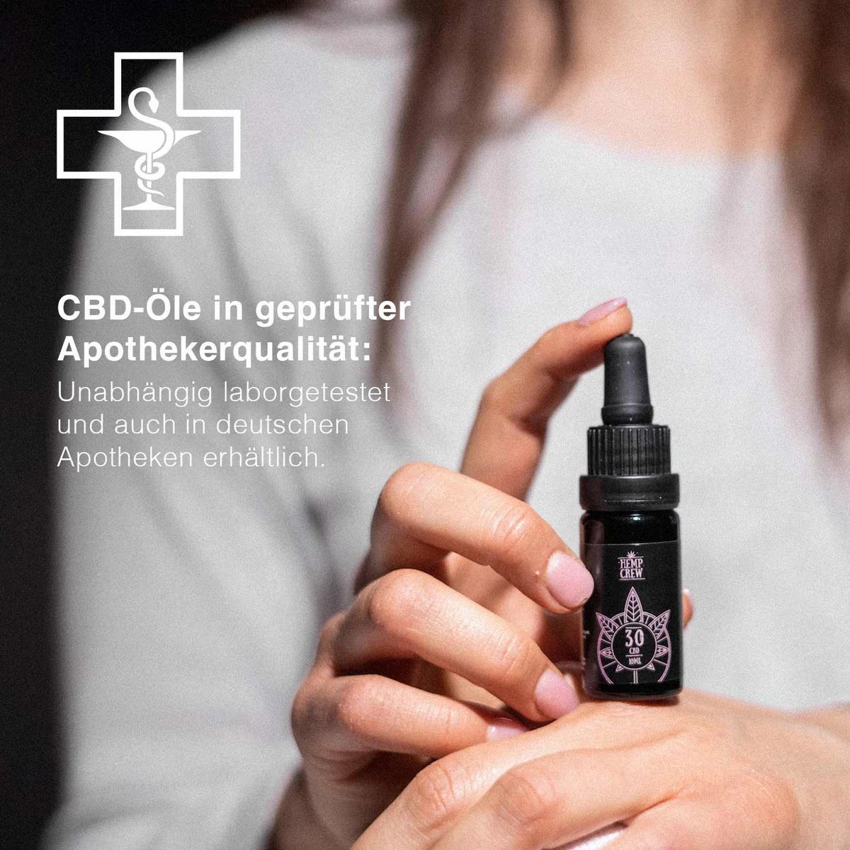 Person hält braune Flasche mit Pipette. Text: CBD-Öle in geprüfter Apothekerqualität. Produktname: HempCrew Ingwer/Zitrone 30% CBD Öl.