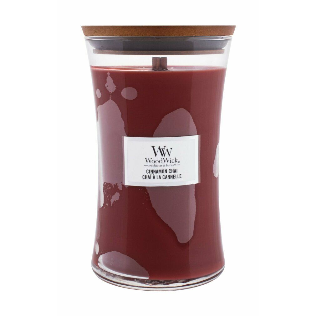 Rote Kerze mit Holzdeckel. Aufkleber "WoodWick Cinnamon Chai".