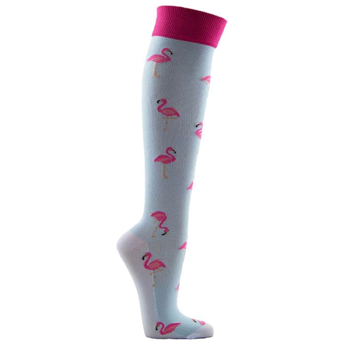 Kniestrümpfe mit Flamingo-Muster. Hellblauer Strumpf mit pinkfarbenen Flamingos und pinkfarbenem Bündchen.