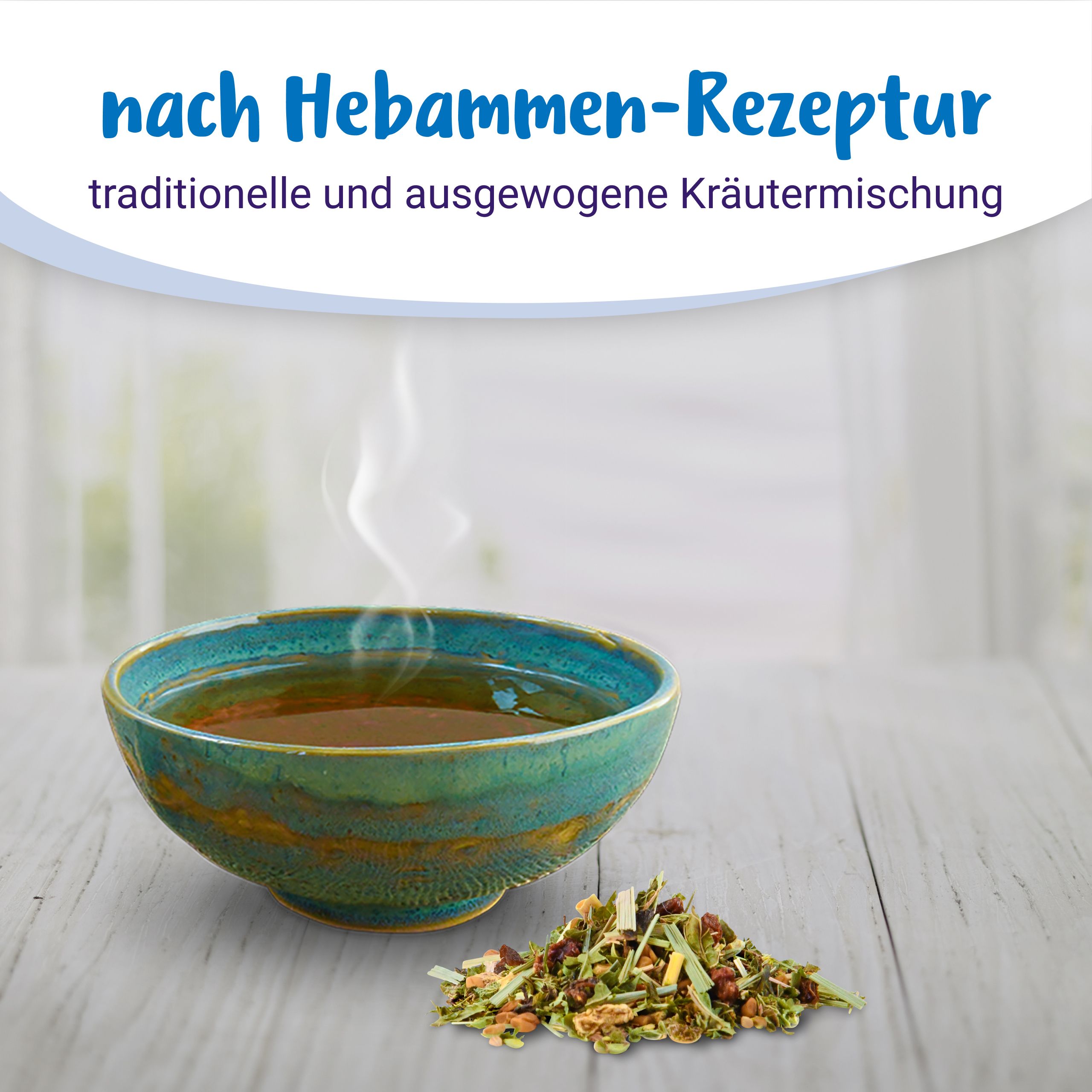 Schale mit dampfendem Kräutertee und einem Haufen getrockneter Kräuter daneben.