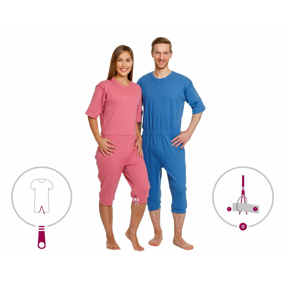 Pflegeoverall kurz, rosa und blau. Kurzarm, knielang. Frau und Mann tragen Overalls. Illustrationen: Overall-Umriss, Reinigungsgerät.