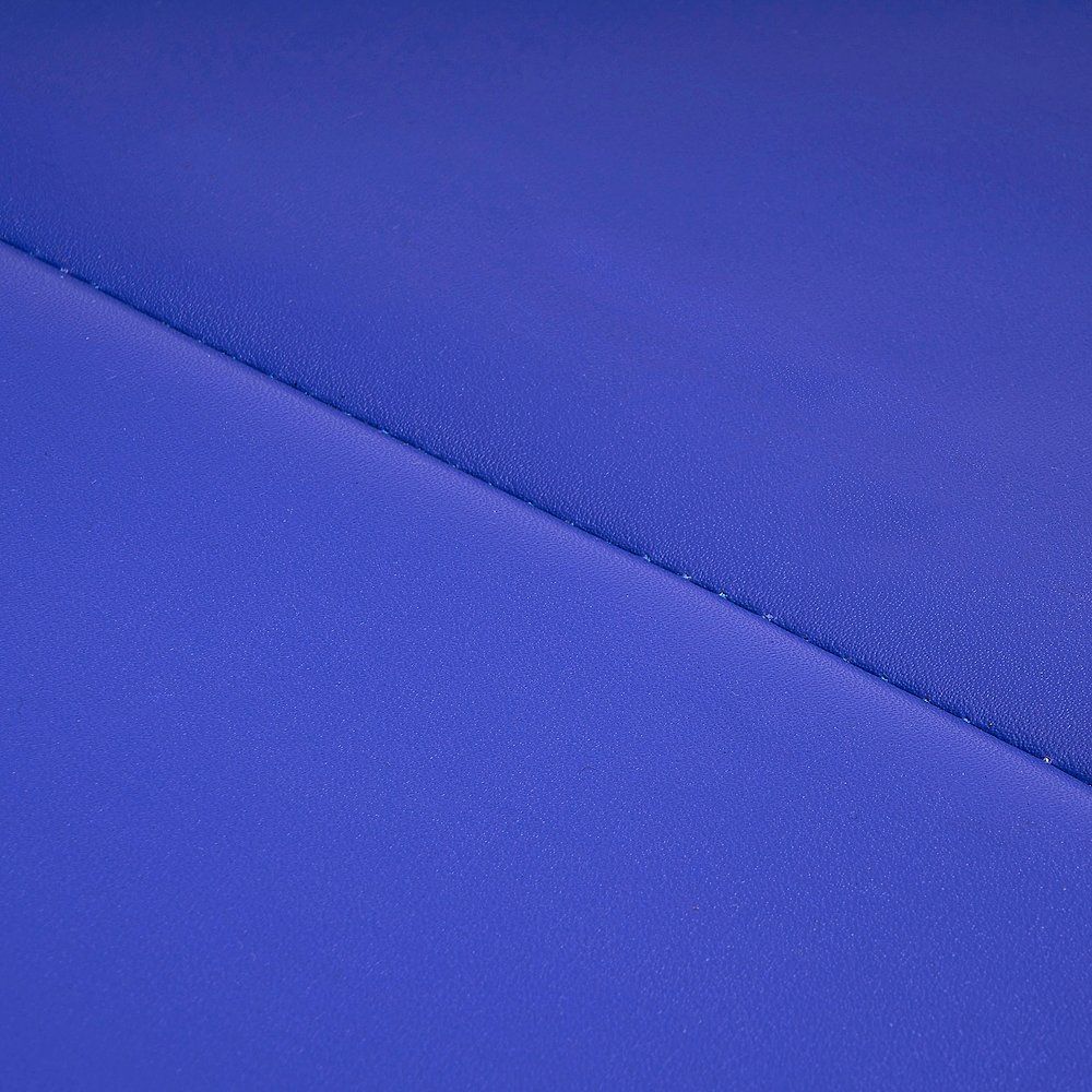 Naht auf blauer Sportmatte. Gerade Naht. Kunstleder.