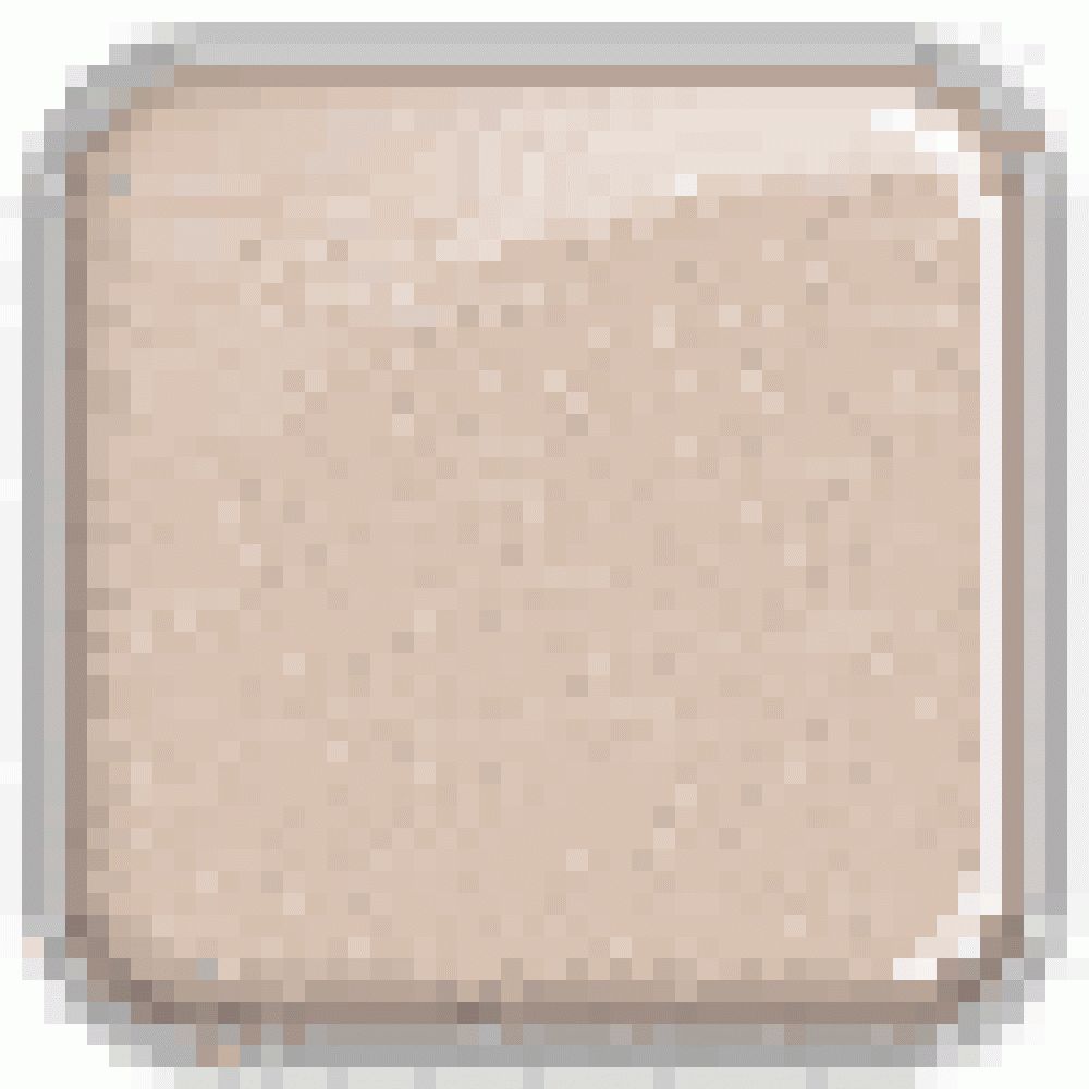 Quadratische, beige Make-up-Textur in einer rechteckigen, silberfarbenen Dose.