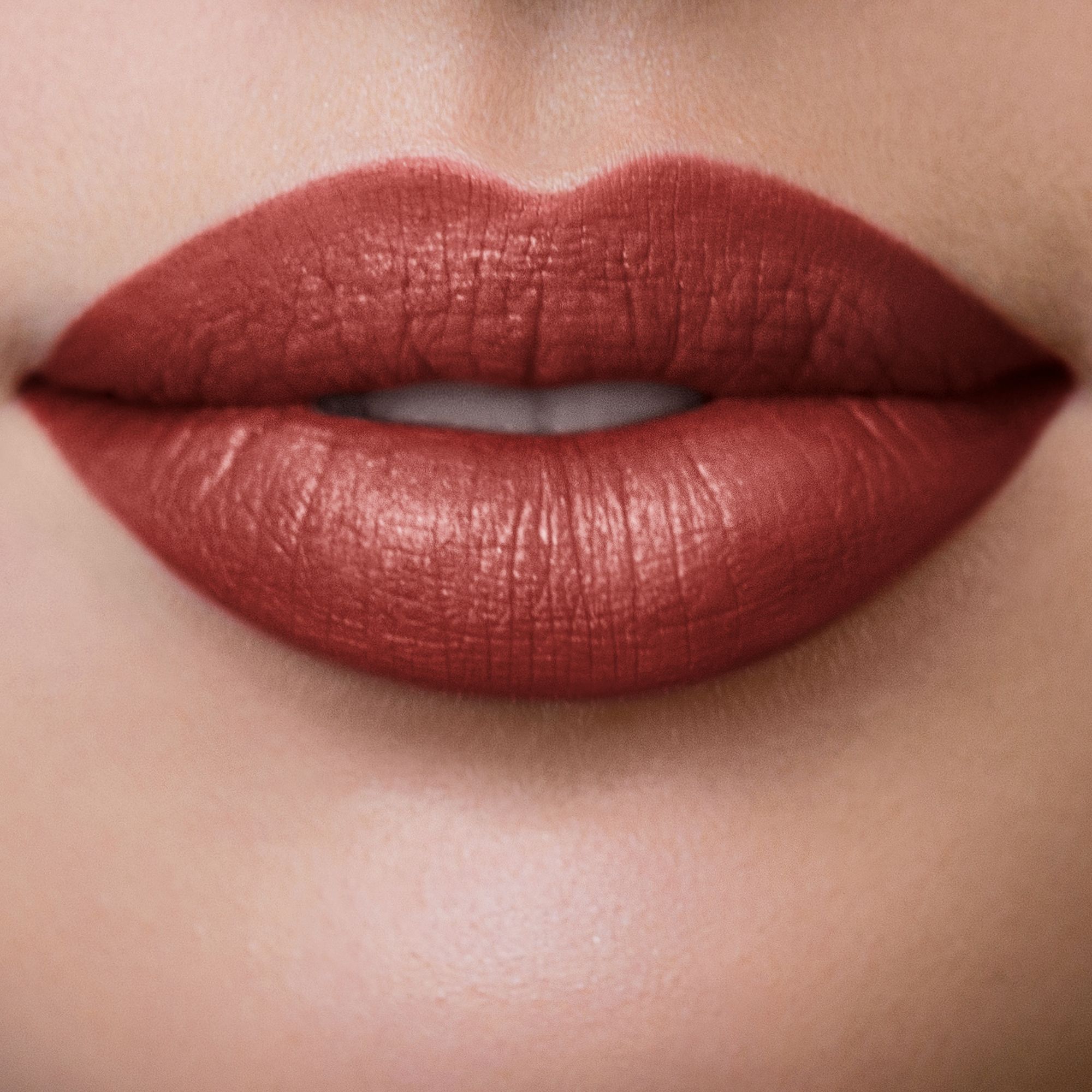 Nahaufnahme von Lippen mit rotem Lippenstift.