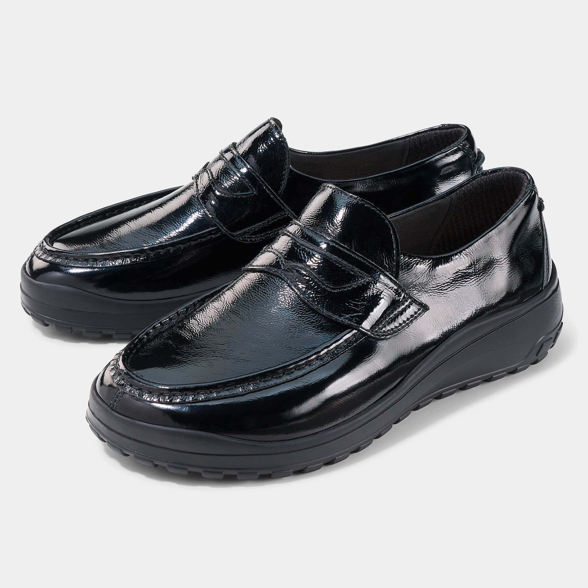Schwarze Lack-Slipper mit breiter Passform und Plateau-Sohle.