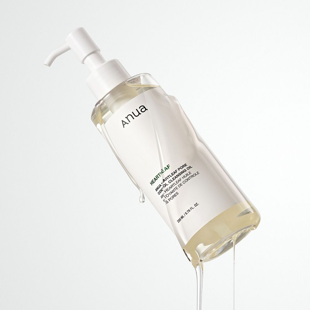 Anua Heartleaf Pore Deep Cleansing Oil Flasche mit abtropfendem Öl.