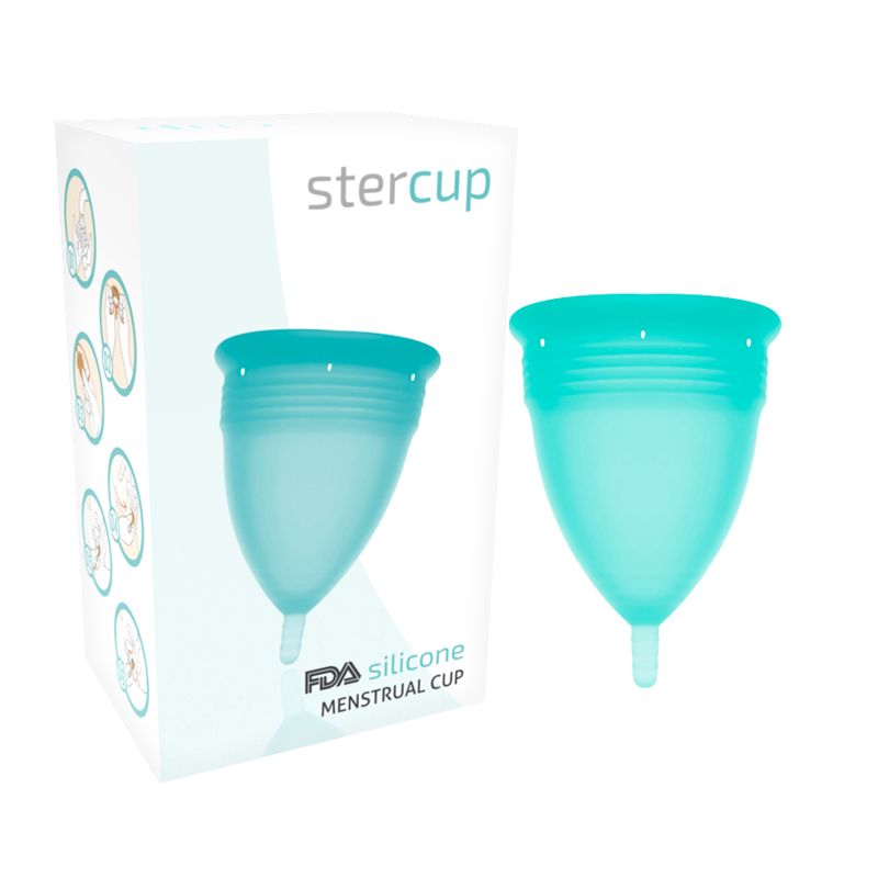 Verpackung mit zwei Menstruationstassen. Eine Tasse steht neben der Verpackung. Auf der Verpackung steht 'Stercup'.
