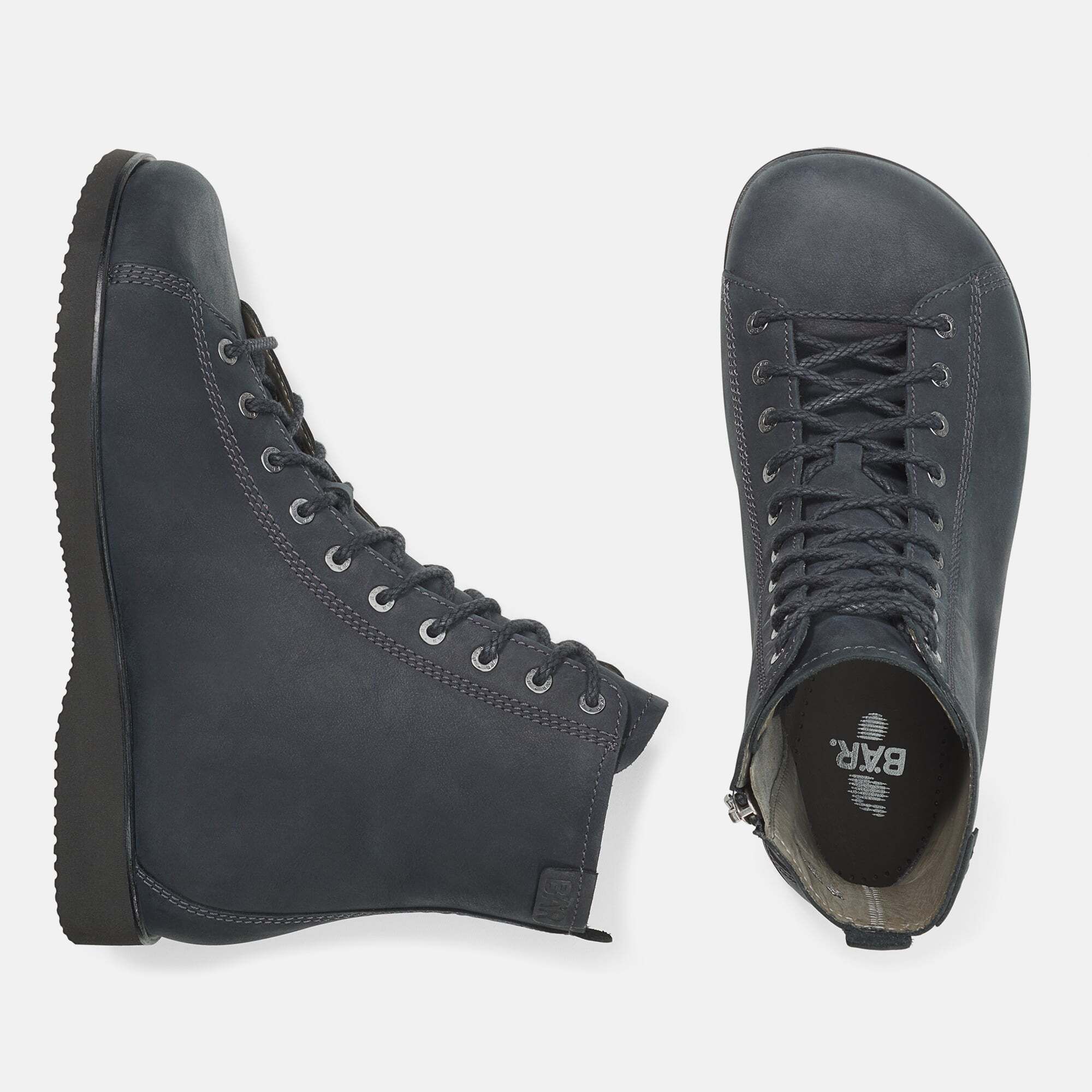 Zwei dunkelblaue Stiefeletten mit Schnürung und flacher Sohle. Reißverschluss und Logo.