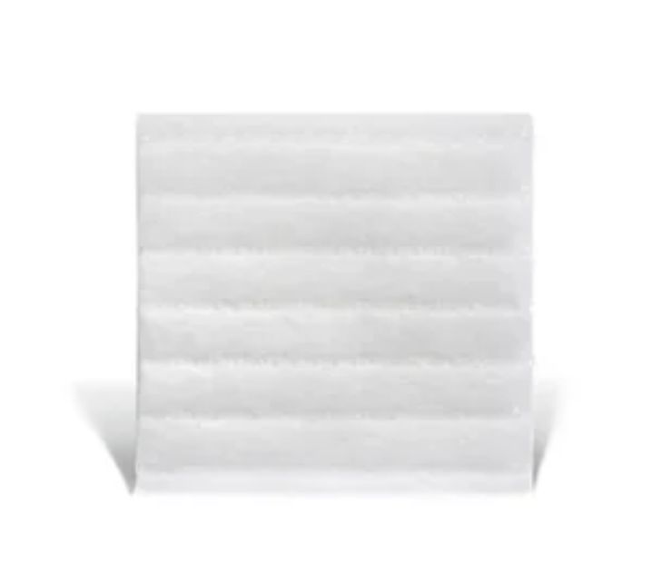 Quadratischer Verband. Weiß, mit horizontalen Rillen. Auf weißem Hintergrund.