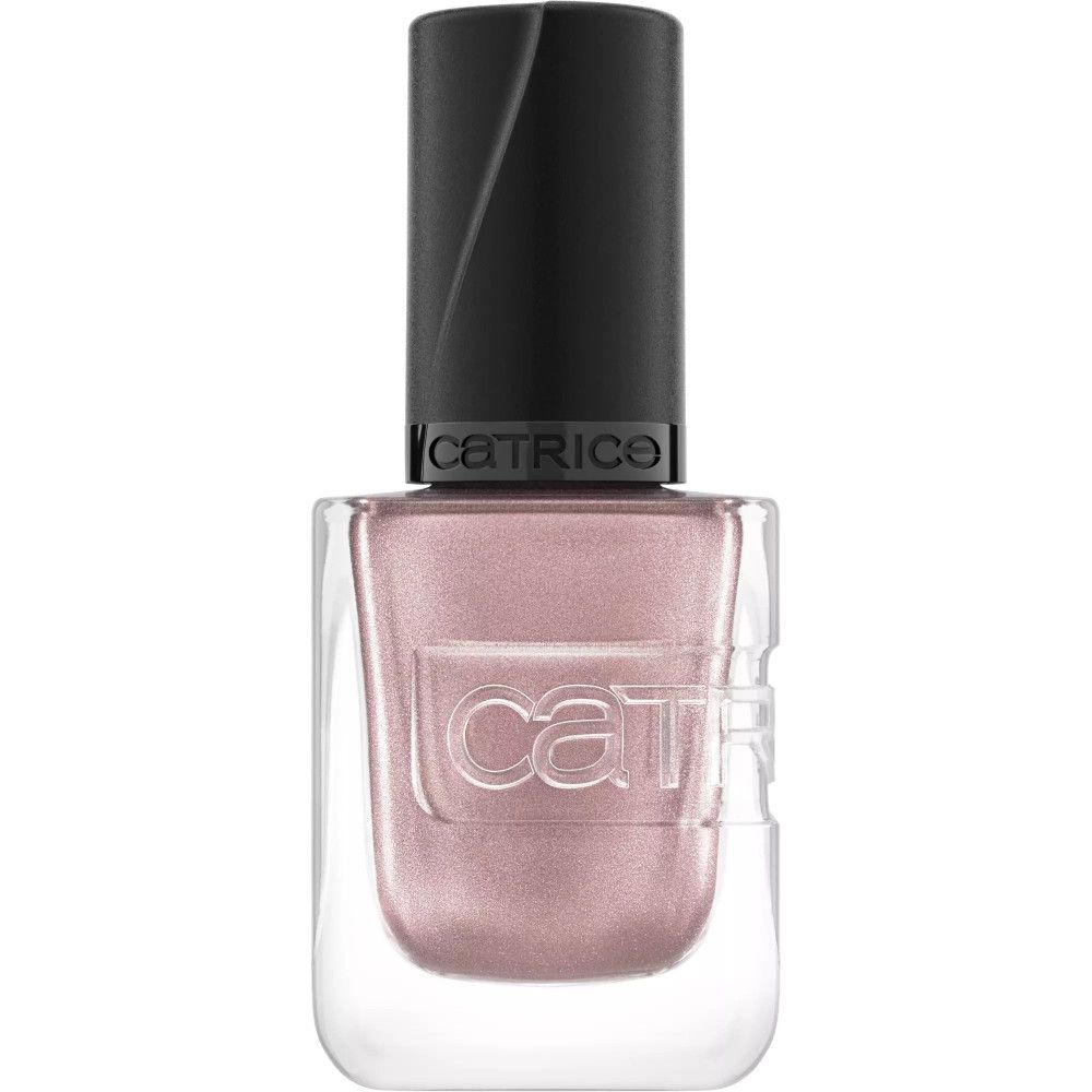 Nagellackflasche mit schwarzem Deckel. Der Lack ist rosa-metallic. Der Markenname ist sichtbar.