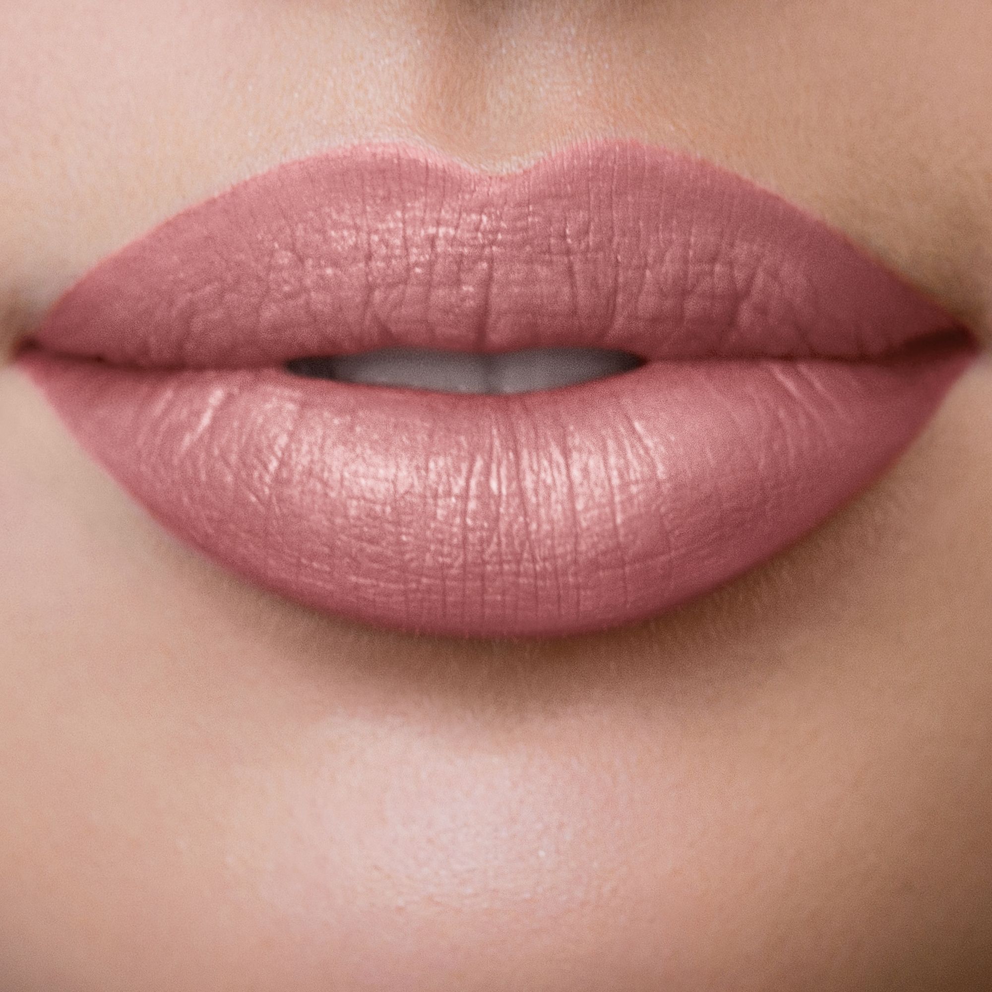 Nahaufnahme von Lippen mit rosafarbenem Lippenstift.