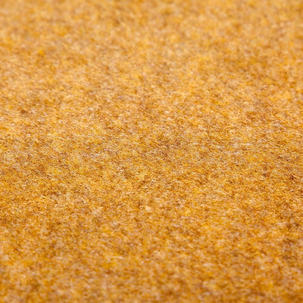 Nahaufnahme der gelben Oberfläche der Sport-Thieme Bodenturnmatte. Texturierte Oberfläche.