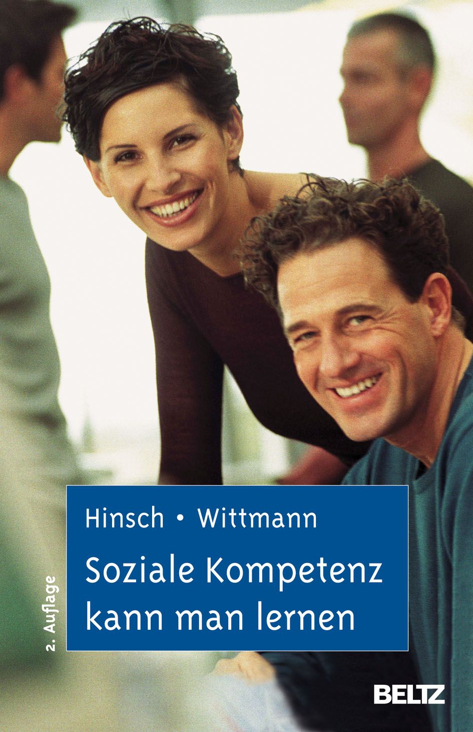 Buchcover: Titel "Soziale Kompetenz kann man lernen". Autoren: Hinsch, Wittmann. Verlag: BELTZ. Personen im Hintergrund.