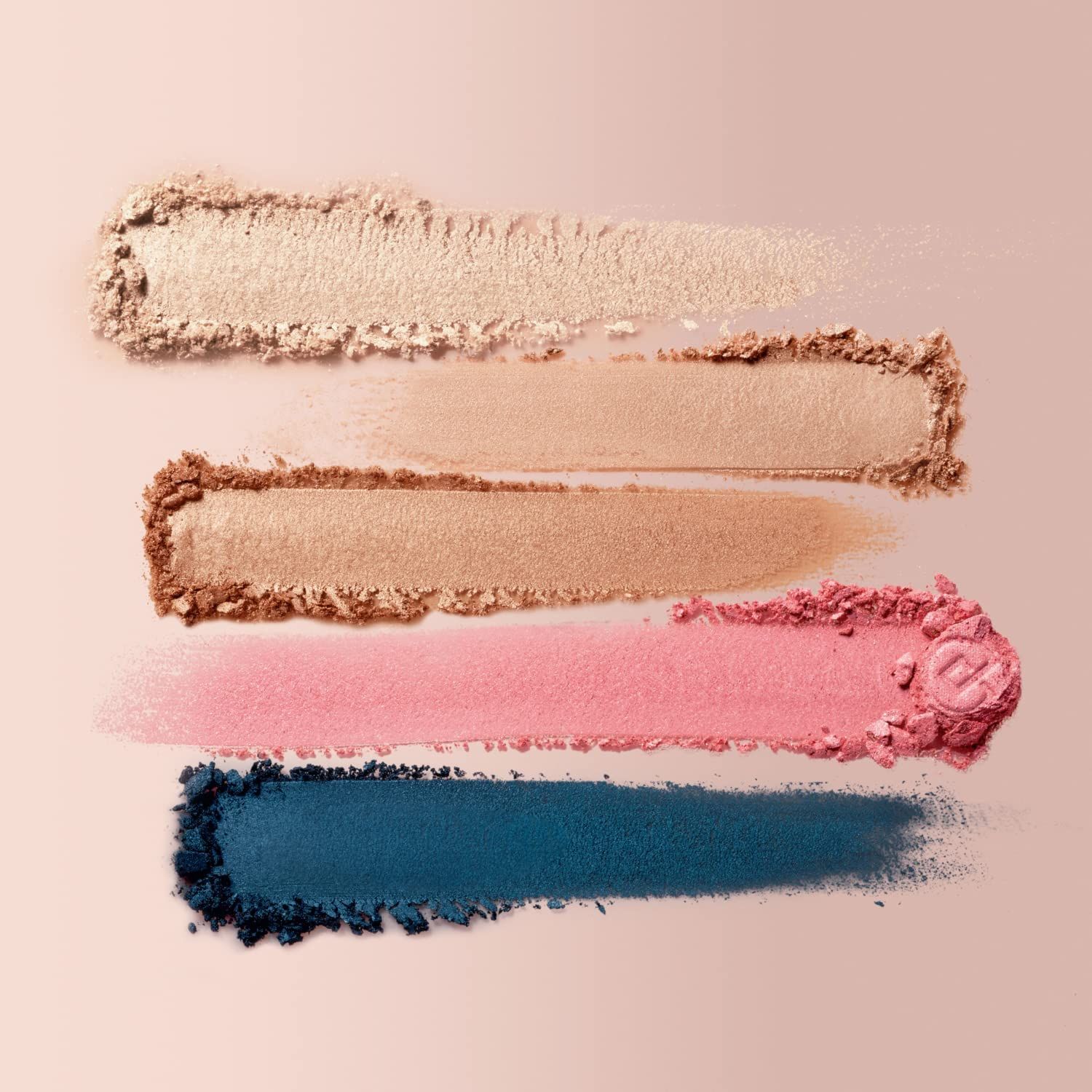 Vier Farbmuster von Lidschatten. Farben: Beige, Bronze, Rosa, Blau. Textur: Puder. Ein Farbmuster hat ein Logo.