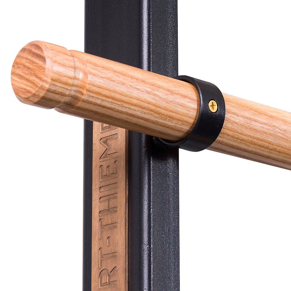 Detail der Sprossenwand. Holzsprosse mit schwarzem Halter am schwarzen Rahmen befestigt.