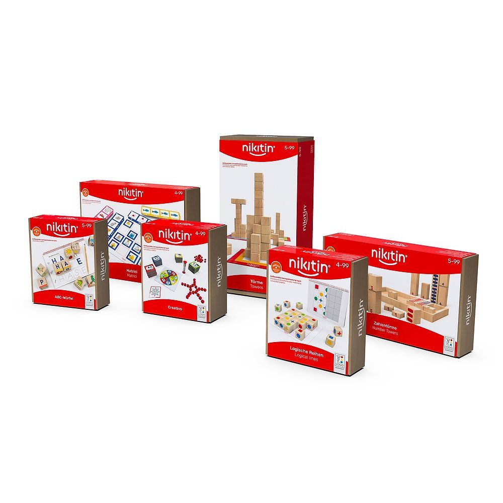 Mehrere Spielsets von Nikitin. Rote und braune Kartons mit Spielmaterialien. Aufdrucke mit Produktnamen und Altersangaben.