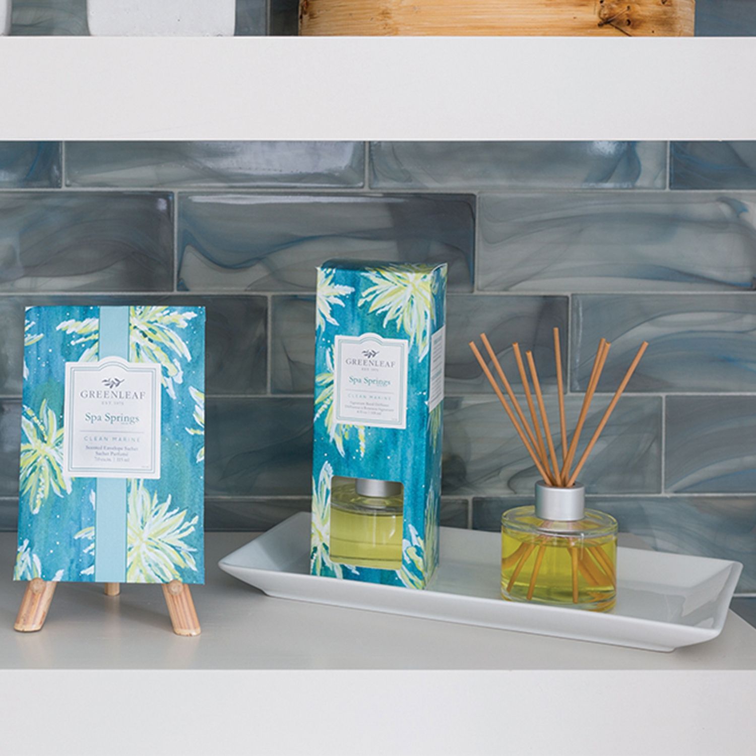 Zwei Greenleaf Spa Springs Reed Diffuser mit Verpackungen auf einem Regal.