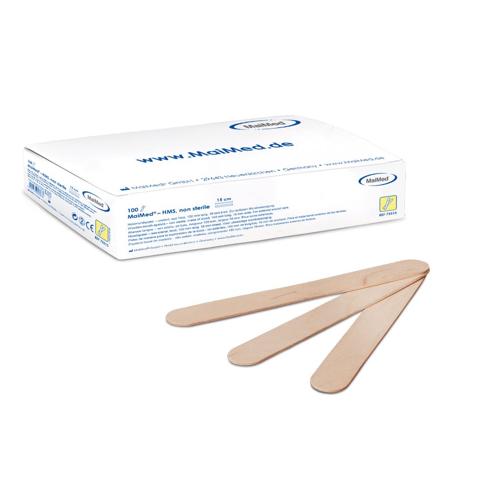 Drei Holzspatel neben einer weißen Schachtel. Auf der Schachtel steht "MaiMed" und "HMS, non sterile".