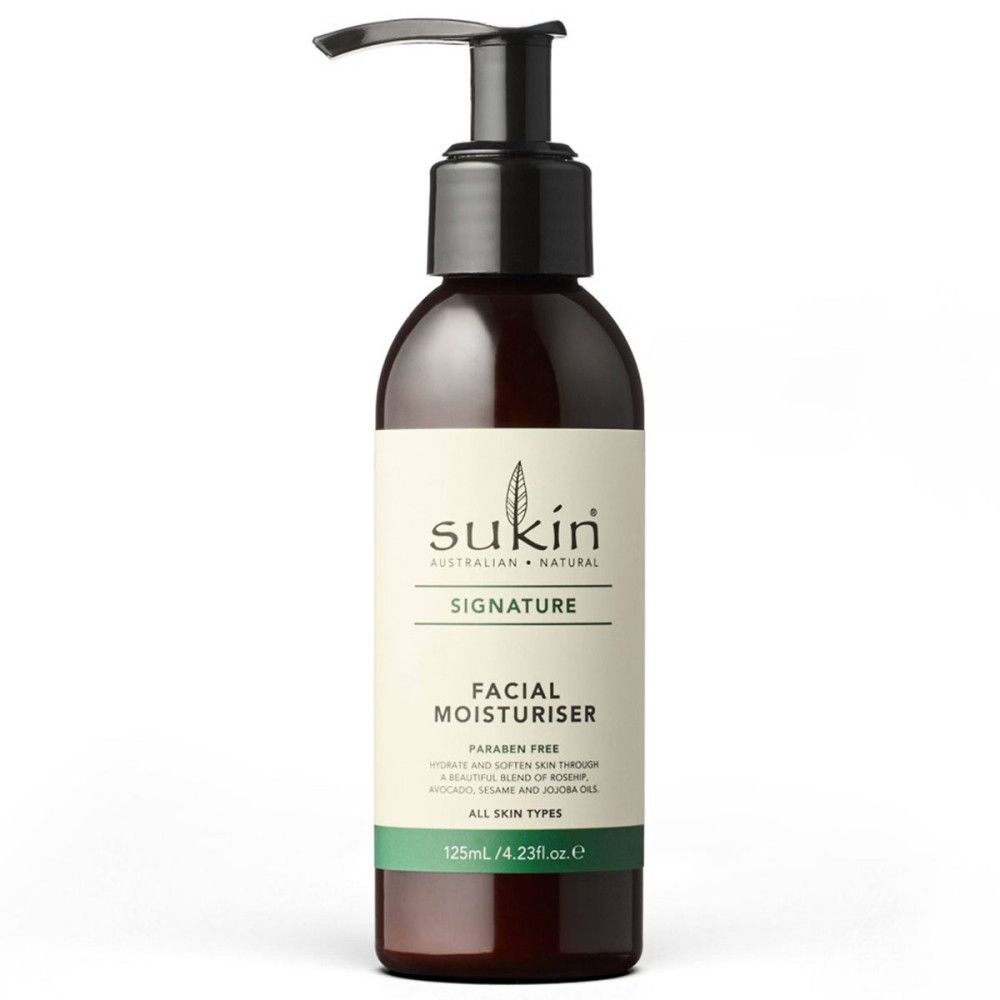 Braune Flasche mit schwarzem Pumpkopf. Aufschrift: Sukin Signature Facial Moisturiser. Grün-weißer Aufkleber mit Text.