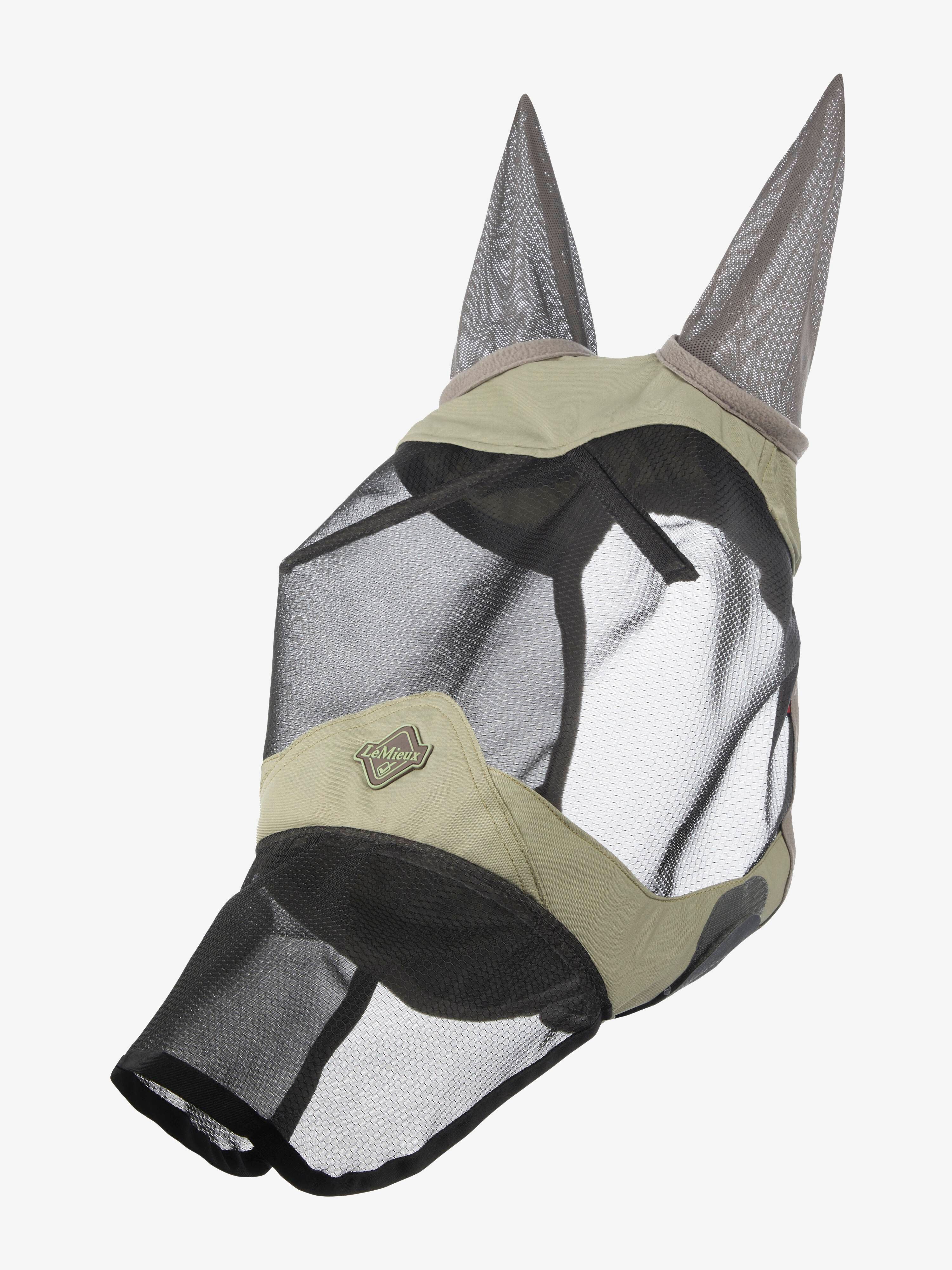 Fliegenmaske mit Ohrenschutz. Beige und schwarze Netzmaterialien. Logo auf der Stirn. Angeschnittene Ansicht.