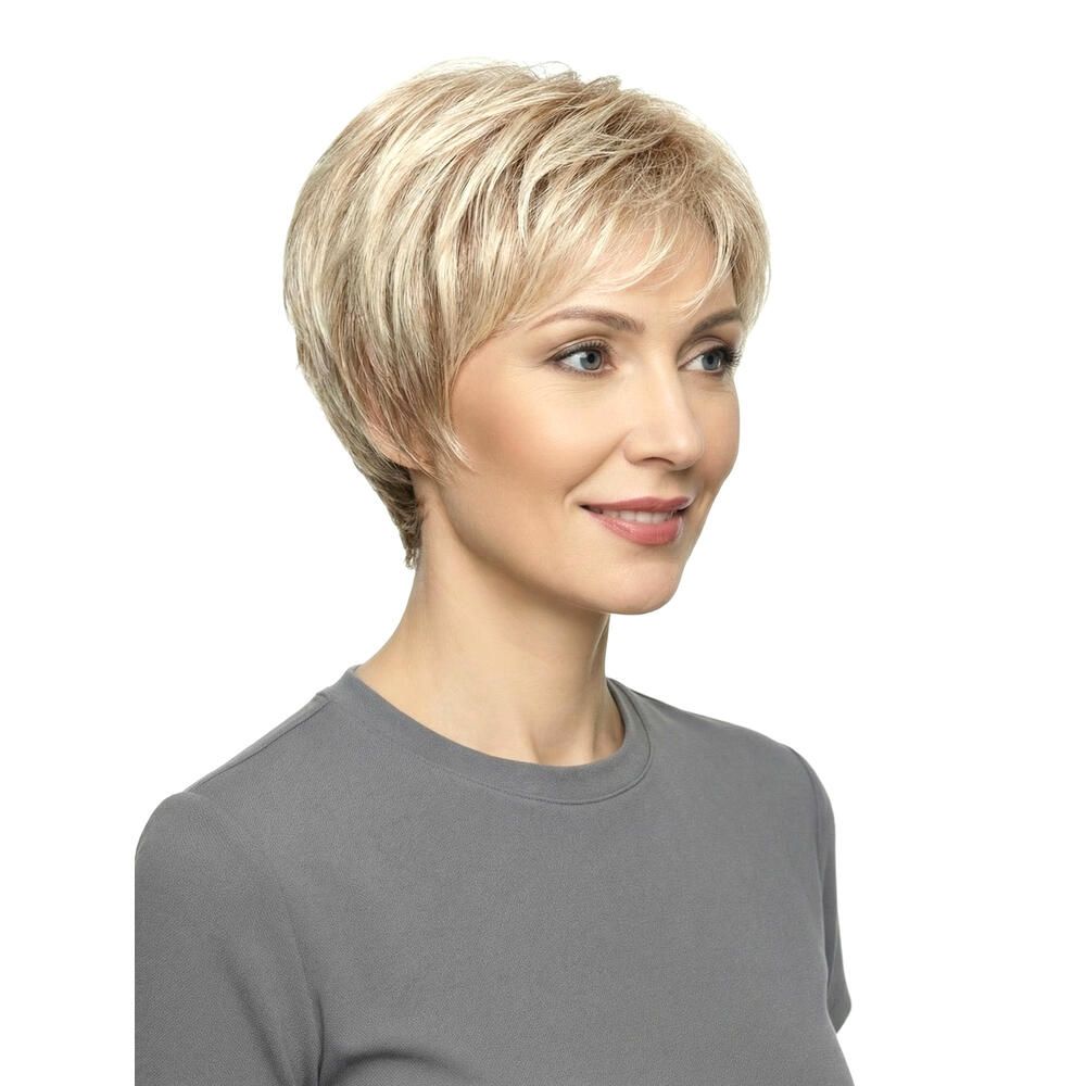 Kurzhaarperücke, blond, Seitenansicht einer Frau. Haarschnitt mit Pony. Frau trägt graues T-Shirt.