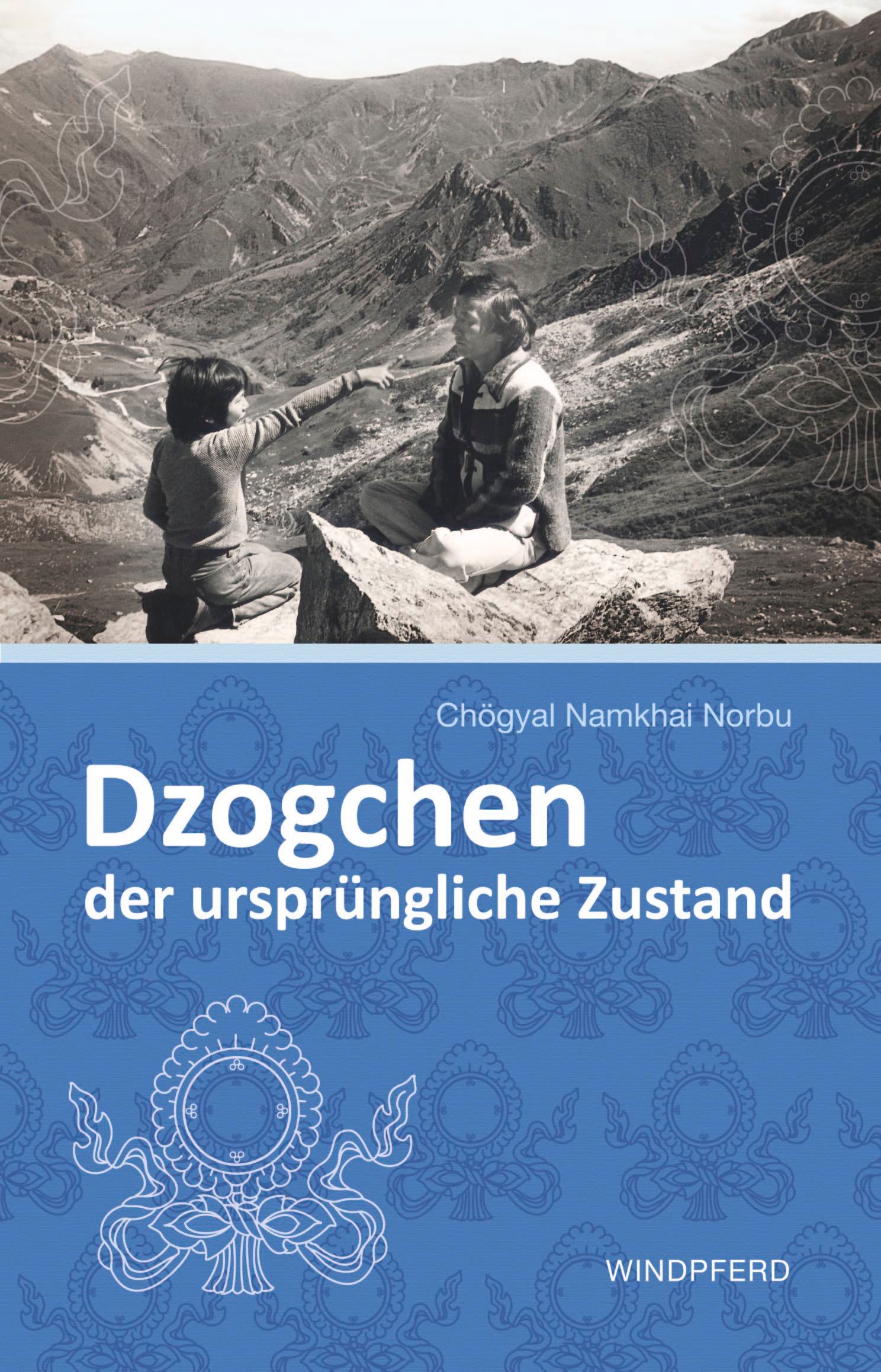 Buchcover mit Schwarz-Weiß-Foto von Personen in den Bergen. Titel: Dzogchen – der ursprüngliche Zustand.