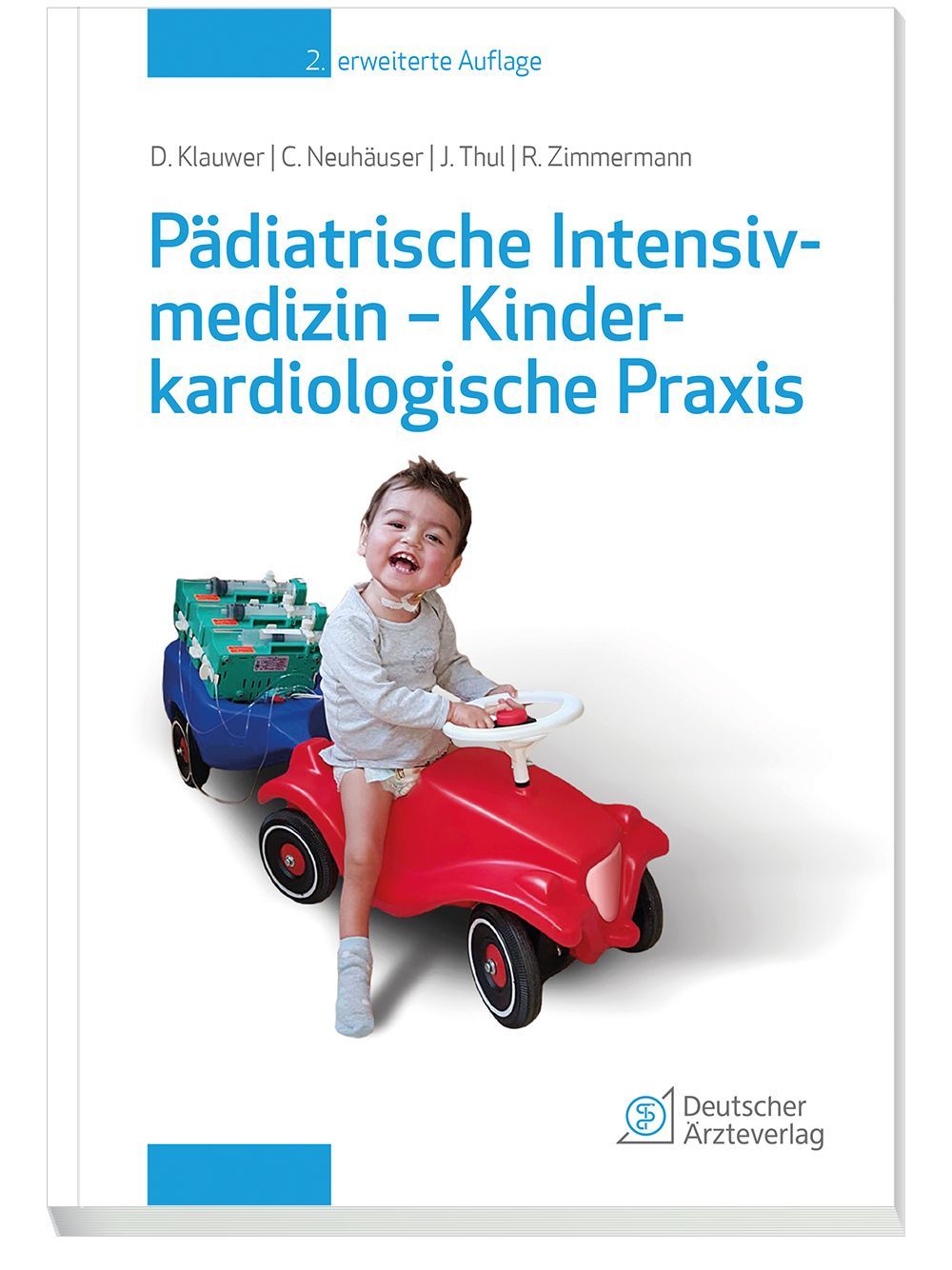 Buchcover: Pädiatrische Intensivmedizin - Kinderkardiologische Praxis. Kind auf rotem Spielzeugauto. Deutscher Ärzteverlag.