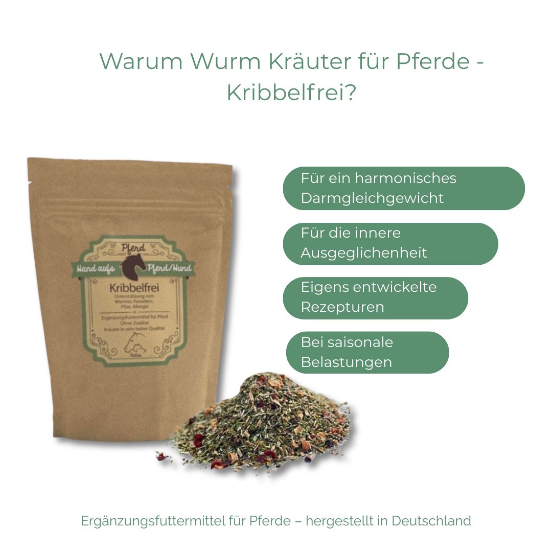 Beutel mit Kräutermischung und Haufen Kräuter. Text: Warum Wurm Kräuter für Pferde - Kribbelfrei? Vorteile in grünen Blöcken.