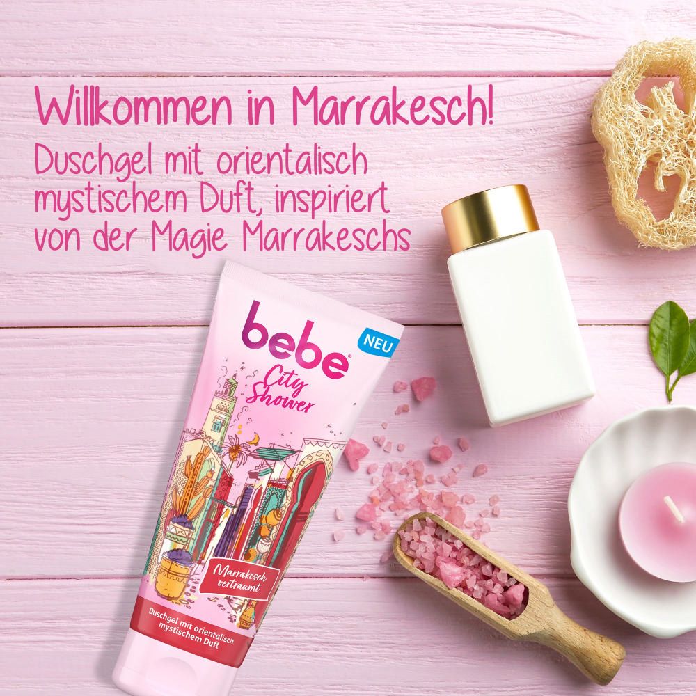 Produkt-Arrangement mit bebe City Shower, Salz, Kerze, Luffa und Flakon.