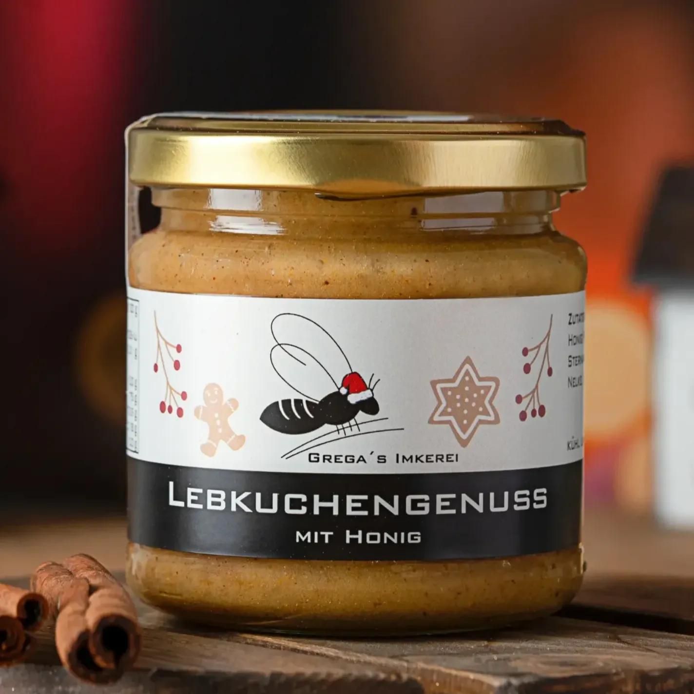 Glas Honig mit Lebkuchengeschmack, 250g, auf Holzhintergrund.