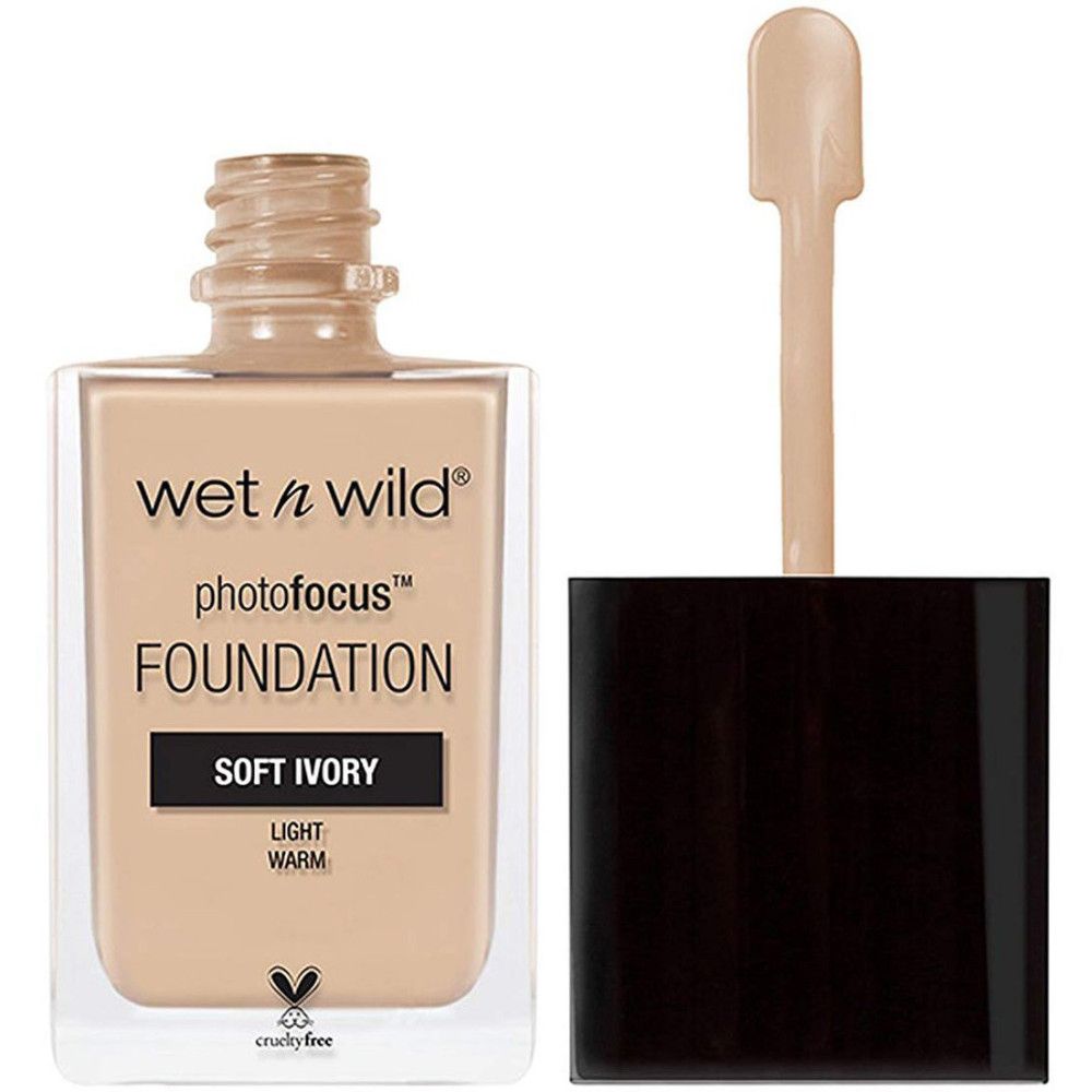 Wet n Wild Photofocus Foundation. Flasche mit geöffnetem Deckel und Applikator. Farbton Soft Ivory. Cruelty Free.