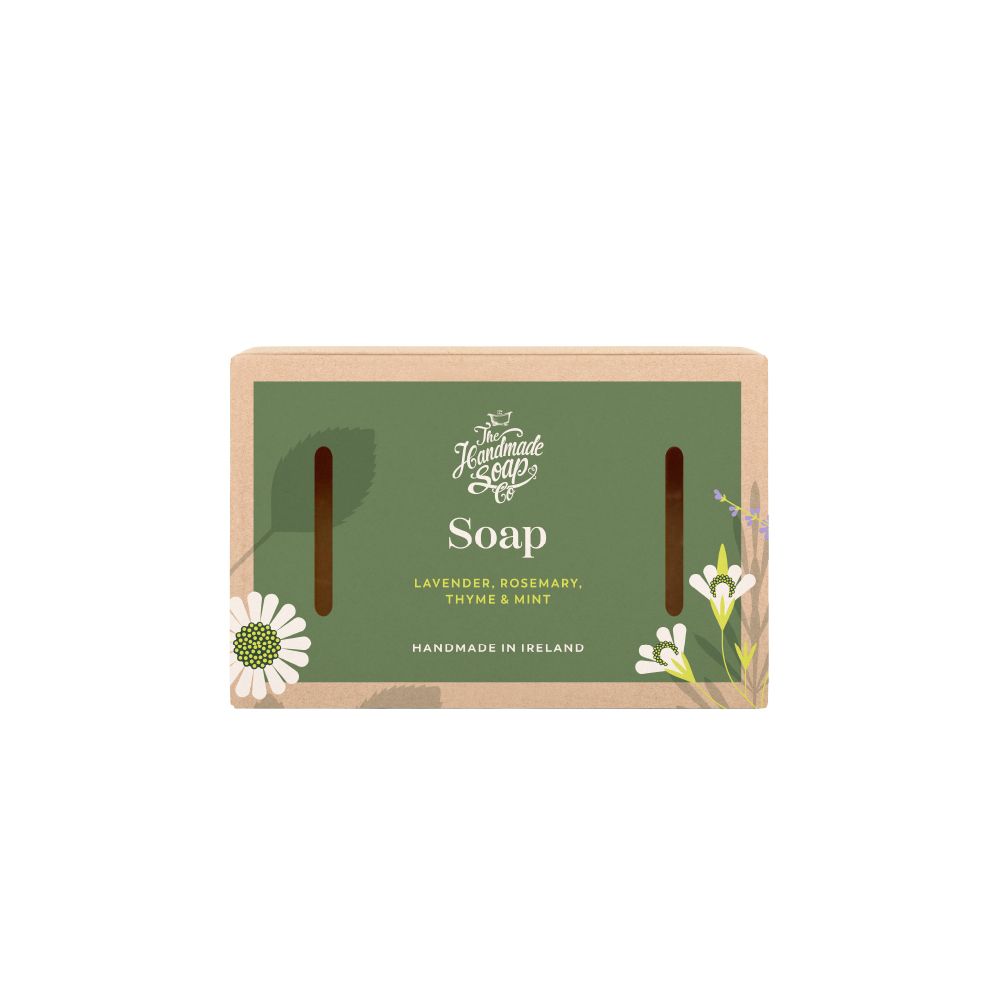 Seife in Verpackung. Aufschrift: The Handmade Soap Company, Soap, Lavendel, Rosmarin, Thymian & Minze. Hergestellt in Irland.