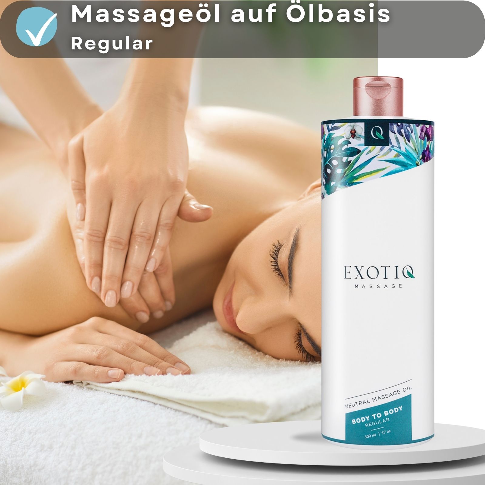 Frau erhält Massage. Flasche mit Text: EXOTIQ MASSAGE, BODY TO BODY REGULAR. Auf weißem Podest.