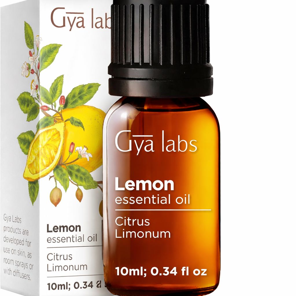 Eine braune Glasflasche mit ätherischem Öl. Auf dem Etikett steht "Gya Labs Lemon essential oil". Auf der Verpackung steht "Gya Labs".