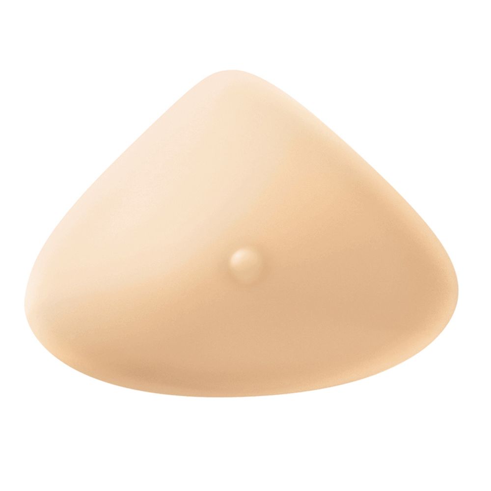 Brustprothese in voller Brustform. Hautfarbenes Silikon, dreieckige Form mit Nippel. Glatte Oberfläche.