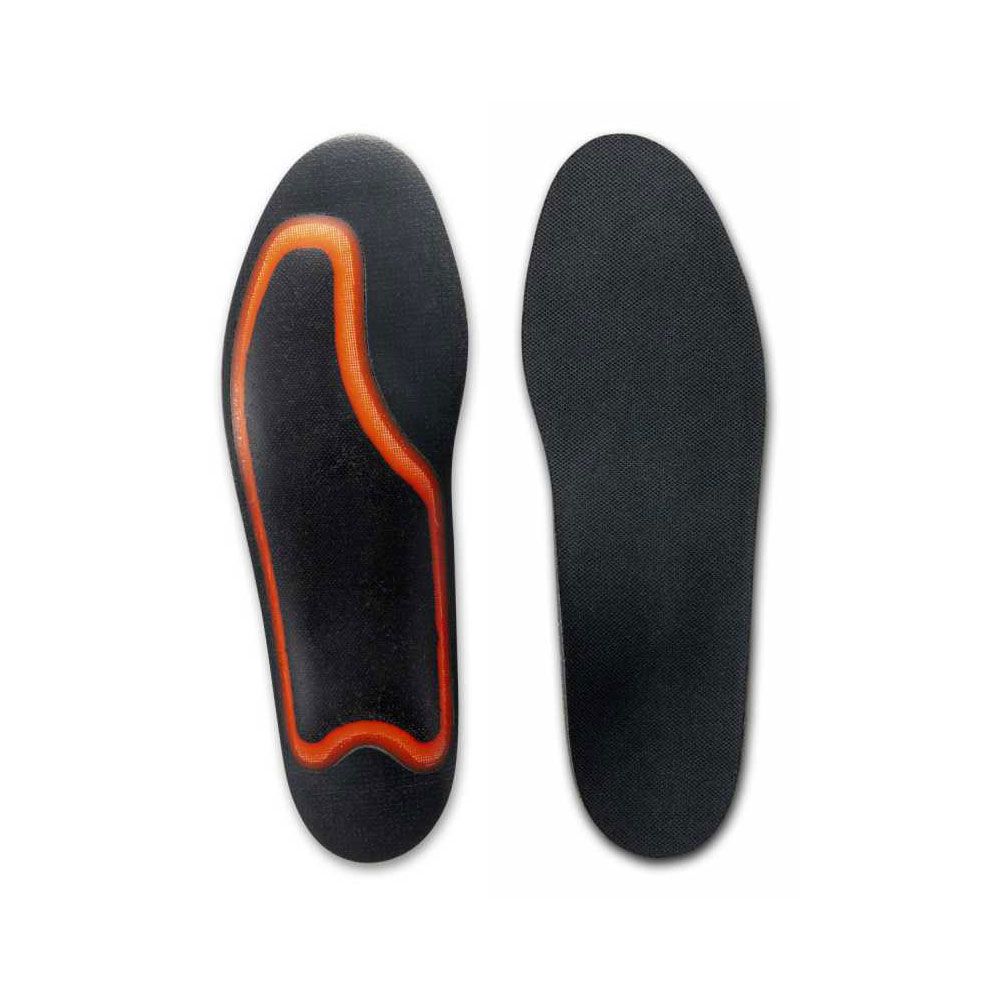 Zwei schwarze Einlegesohlen. Eine hat eine orangefarbene Kontur. Auf weißem Hintergrund.