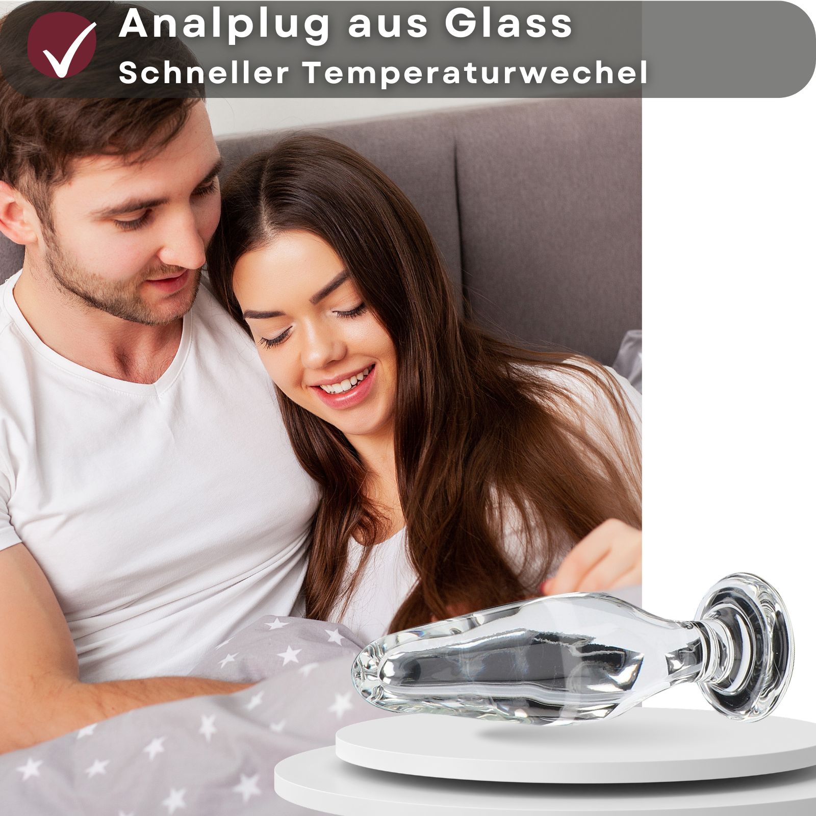 Analplug aus Glas. Transparentes Material. Auf weißer Oberfläche. Im Hintergrund ein Paar. Schneller Temperaturwechsel.