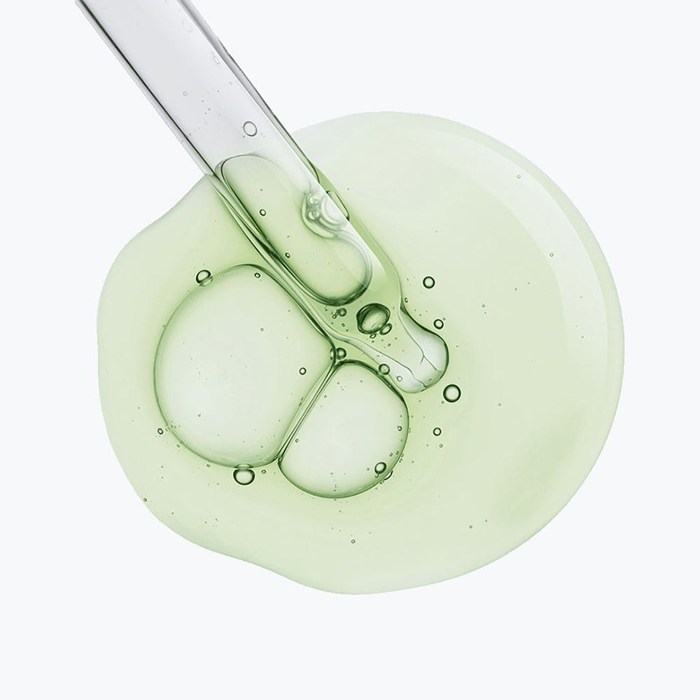 Pipette mit Serum auf weißem Hintergrund. Serum mit Blasen.