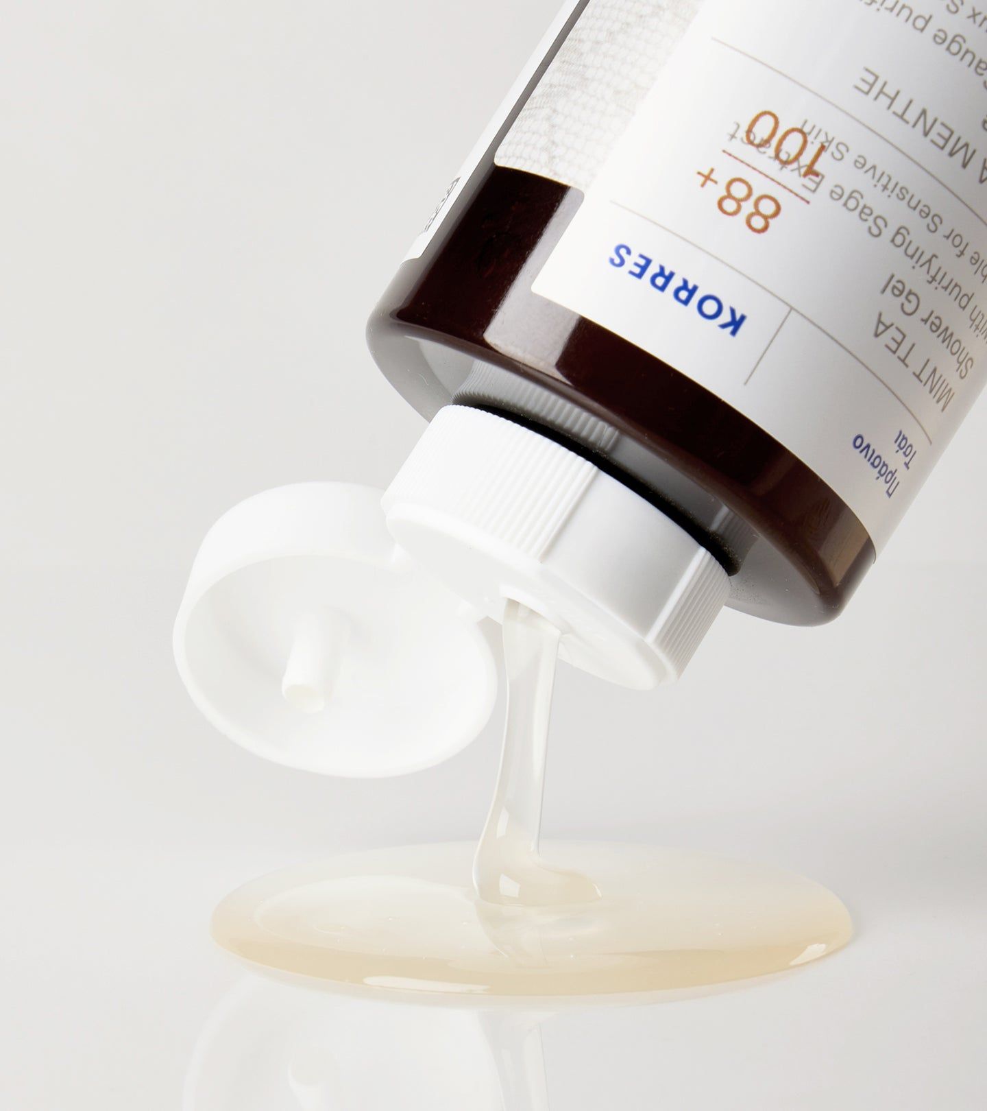 Korres Duschgel wird aus einer Flasche auf eine Oberfläche gegossen.