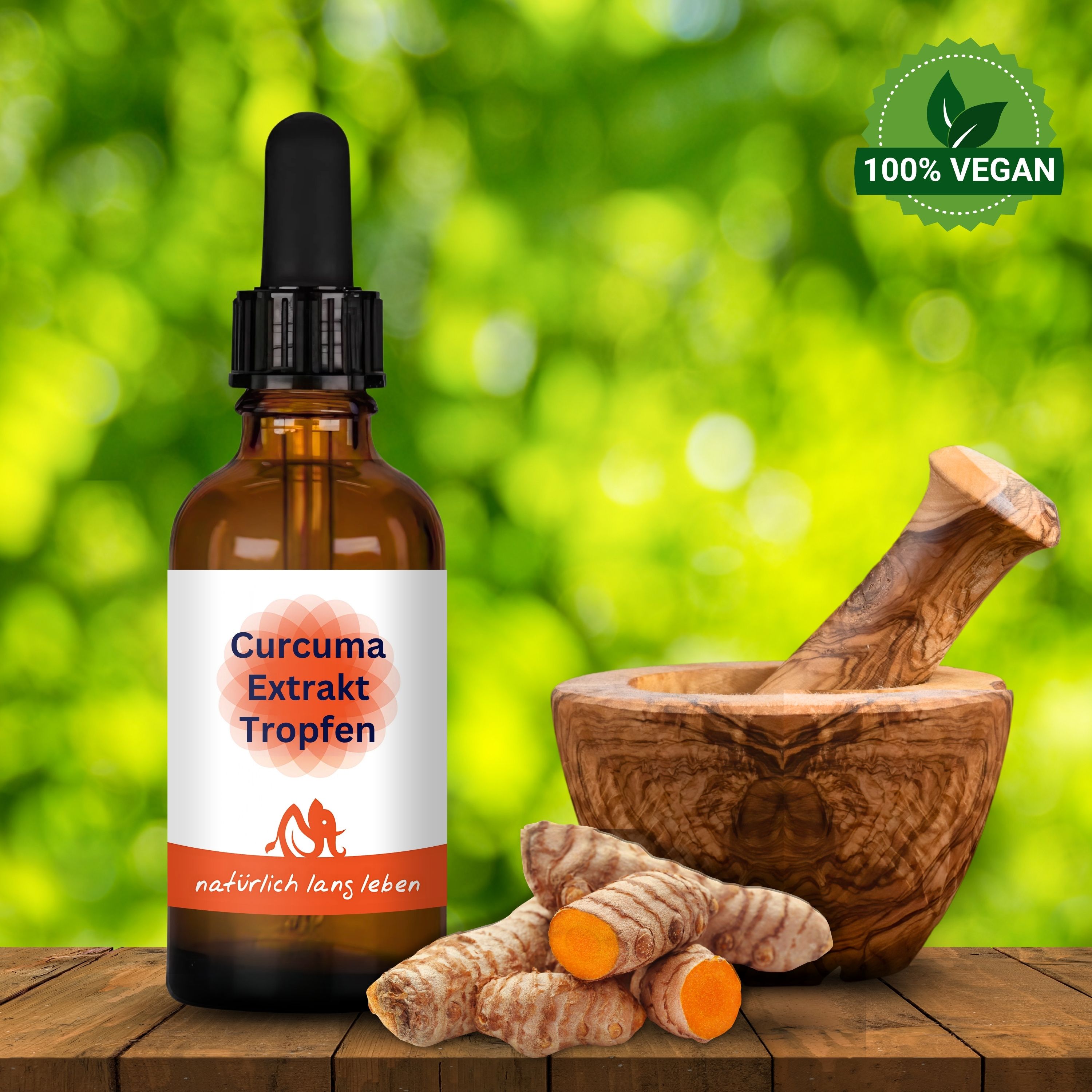 Braune Flasche "Curcuma Extrakt Tropfen" mit Tropfer, neben Mörser und Kurkumastücken. 100% Vegan Siegel.