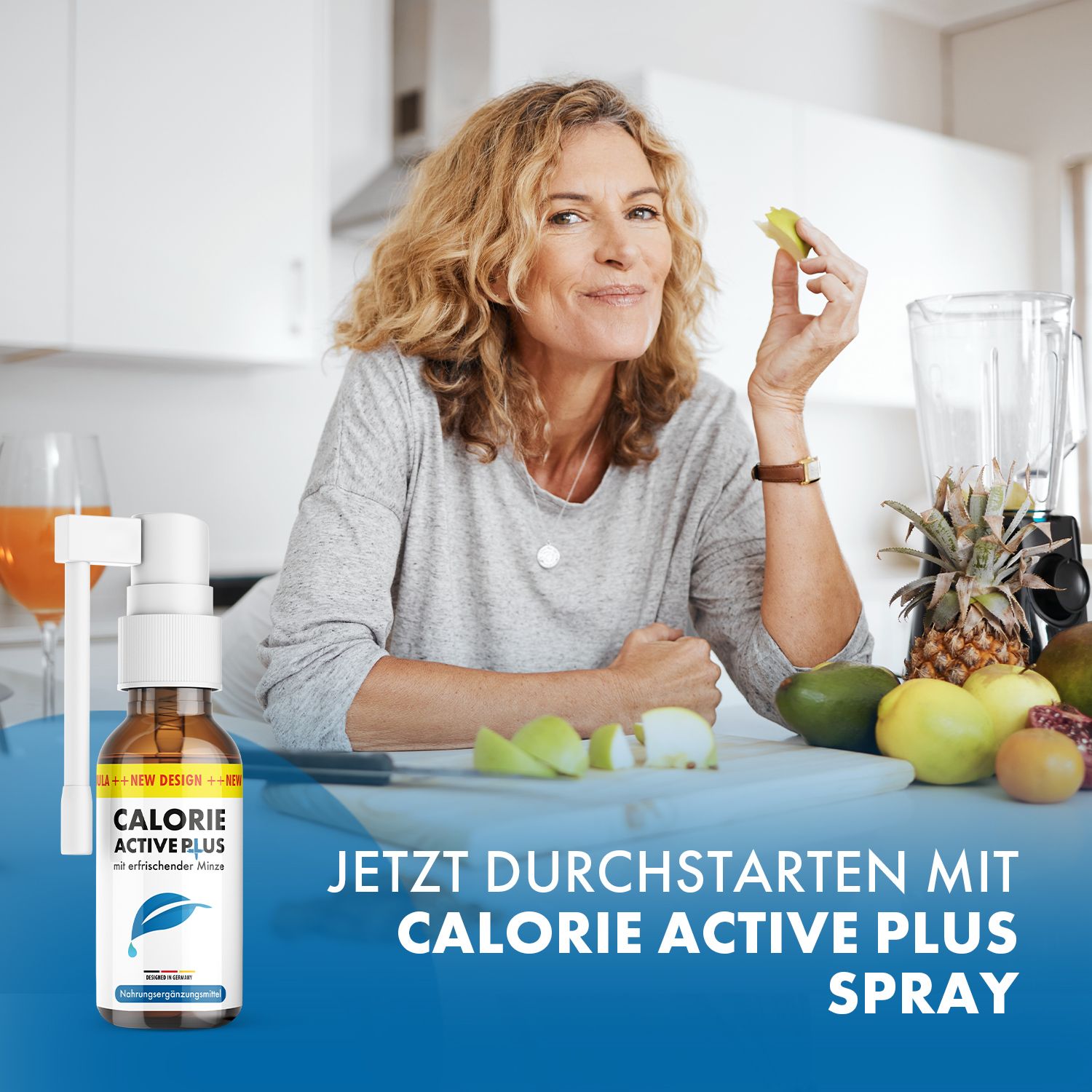Frau in der Küche mit Obst. Daneben eine braune Sprühflasche mit weißem Sprühkopf. Aufschrift: CALORIE ACTIVE PLUS SPRAY.