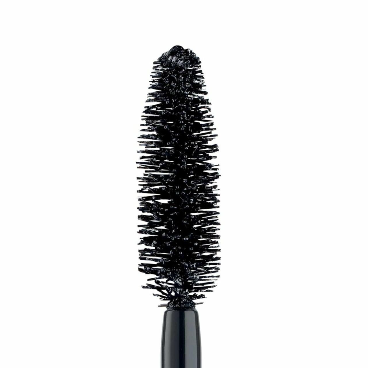 Detailaufnahme des Borstenkopfes einer Mascara-Bürste. Schwarze Borsten.
