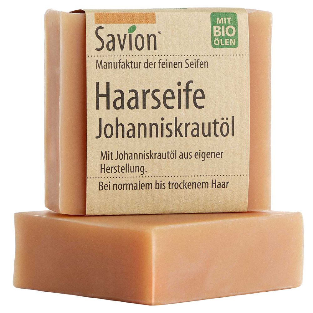 Zwei rechteckige Seifenstücke. Das obere hat eine braune Papierbanderole mit Text: Savion Haarseife Johanniskrautöl. Mit Bio-Ölen.