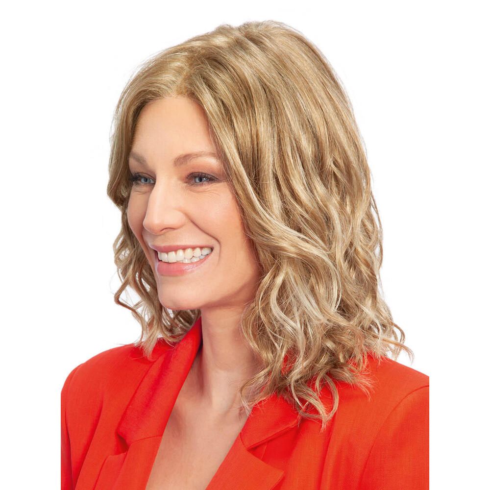 Blonde Perücke mit gewelltem Haar. Frau mit rotem Blazer. Seitenansicht.