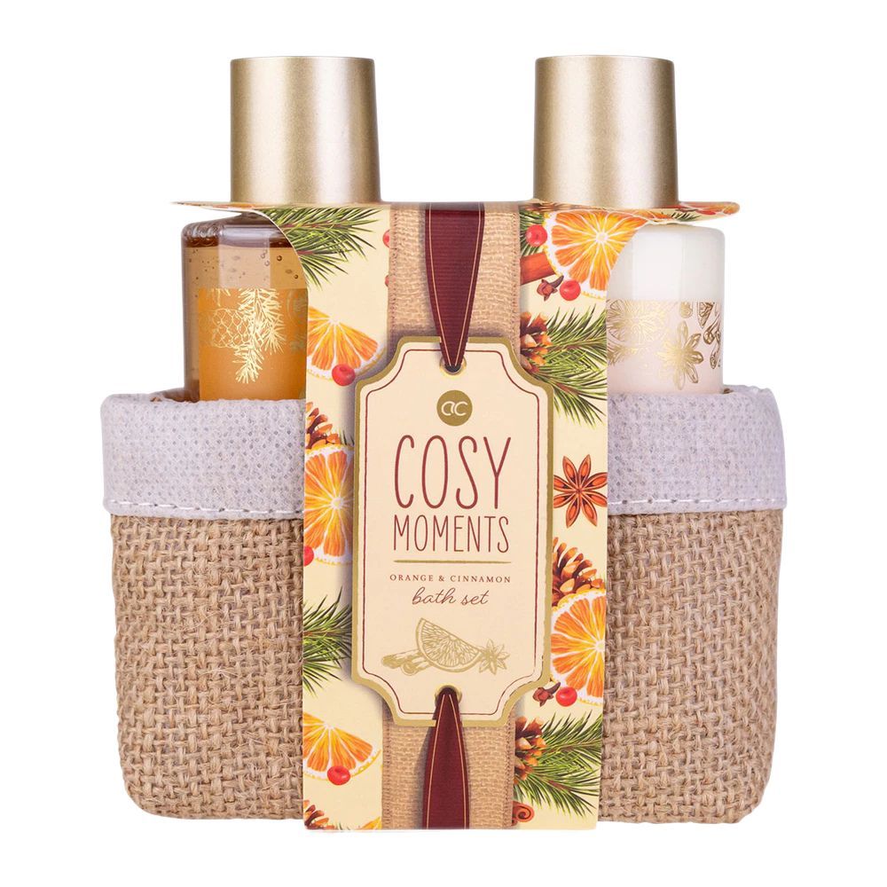Geschenkset mit zwei Körben, gefüllt mit Produkten. Etikett mit "Cosy Moments Orange & Cannelle". Dekoration mit Orangen und Zimt.