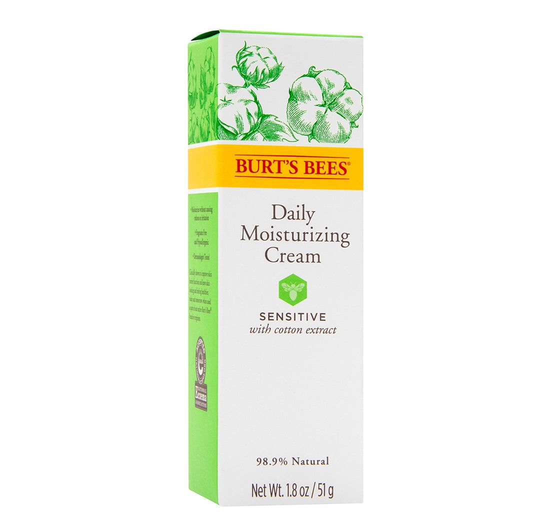 Verpackung von Burt's Bees Daily Moisturizing Cream. Weiß, grün und gelb. Text: Daily Moisturizing Cream, Sensitive, 98,9% natürlich, 1,8 oz/51 g.