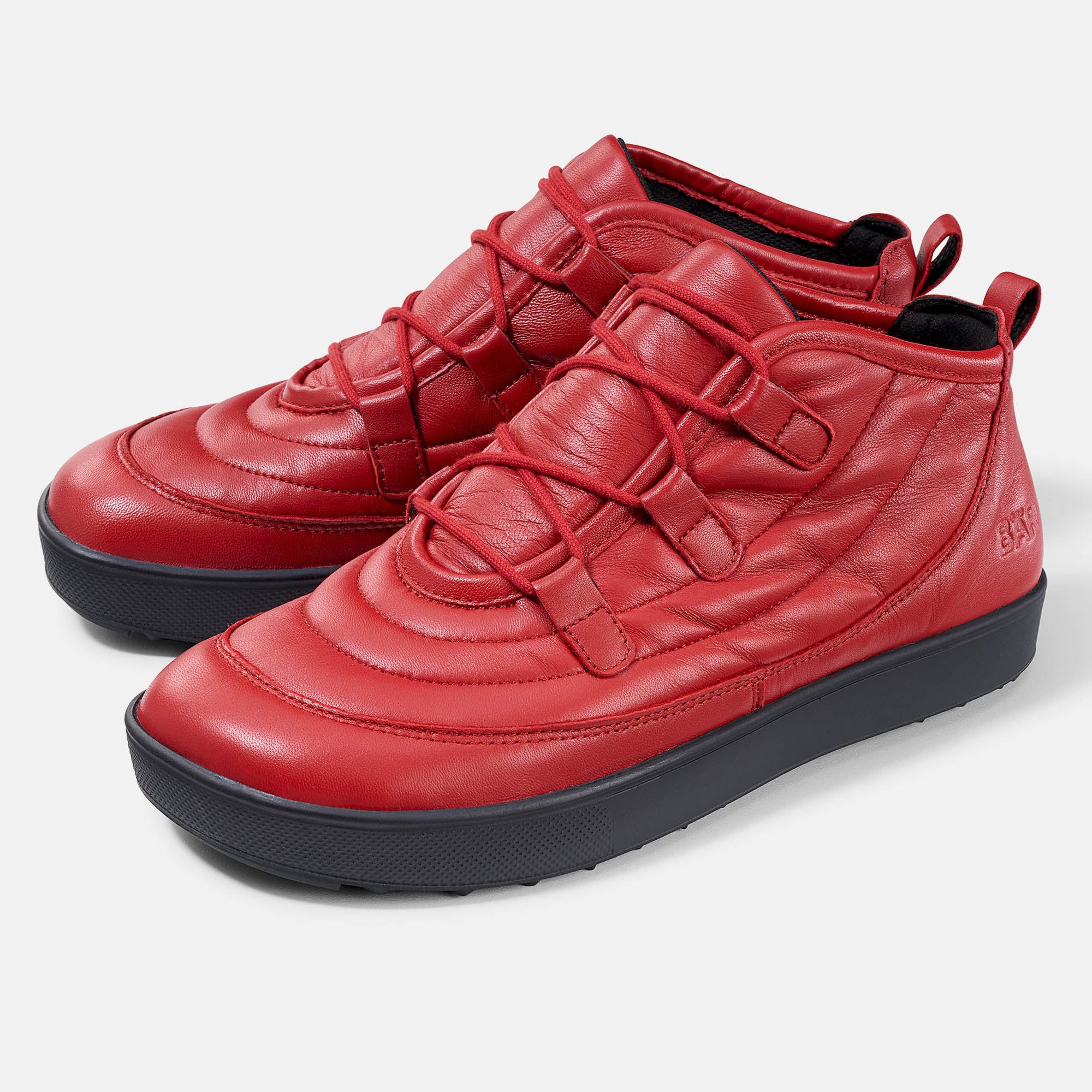 Rote Stiefeletten mit Schnürung und breiter Sohle. Gepolstertes Obermaterial. Schwarze Sohle. Zwei Schuhe nebeneinander.