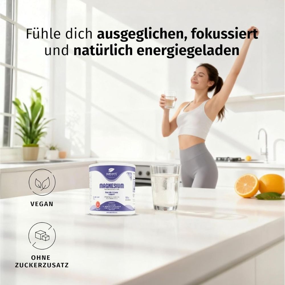 Frau in Küche, Dose "Magnesium" auf Theke. Vegan- und zuckerfrei-Siegel. Text: "Fühle dich ausgeglichen, fokussiert und natürlich energiegeladen".