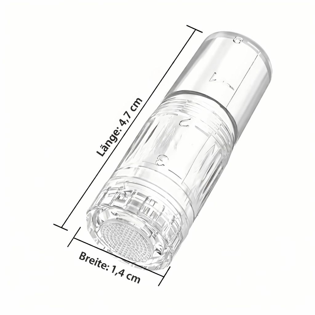 Microneedling-Nadel. Länge 4,7 cm, Breite 1,4 cm. Transparente zylindrische Form.