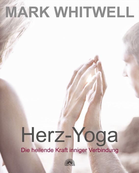 Buchcover mit Titel Herz-Yoga und Autor Mark Whitwell. Hände im Vordergrund, im Hintergrund zwei Personen. Verlag via nova.